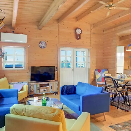 Casa vacanze Cozy In With Kitchen